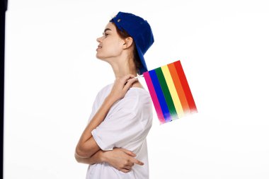 lgbt bayrağı taşıyan kadın cinsiyet değiştirme topluluğunun aydınlık arka planı