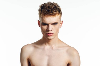 Erkek transseksüel kadın makyaj stüdyosu pozu