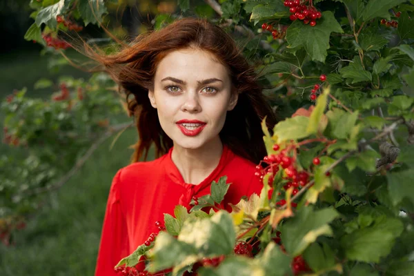 Belle femme air frais baies d'été nature — Photo