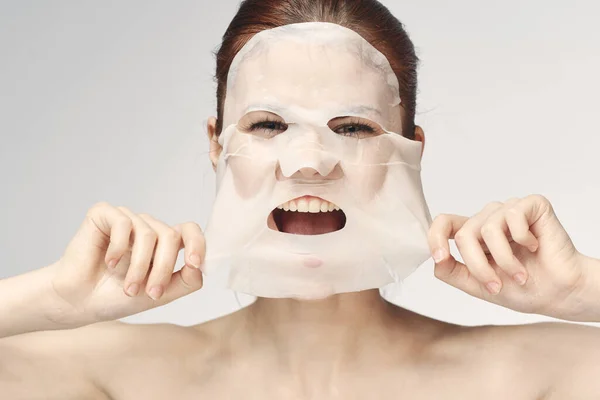 Femme avec épaules nues soins de la peau masque visage procédures — Photo