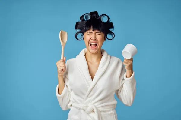 Kobieta w białym szlafroku naczynia kuchenne zadanie domowe — Zdjęcie stockowe