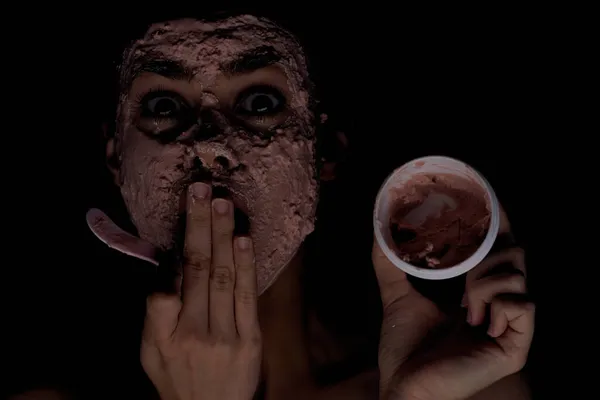 Érzelmi nő krém arc maszk csupasz vállak egészség — Stock Fotó