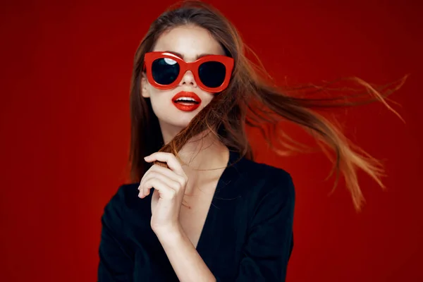 Mujer glamorosa con gafas de sol labios rojos posando de cerca — Foto de Stock