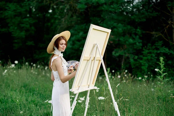 Ładna kobieta w białej sukience na zewnątrz rysunek sztuka twórcza — Zdjęcie stockowe