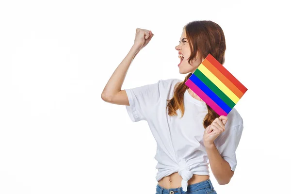 Mujer vistiendo camiseta blanca lgbt bandera inventor comunidad — Foto de Stock