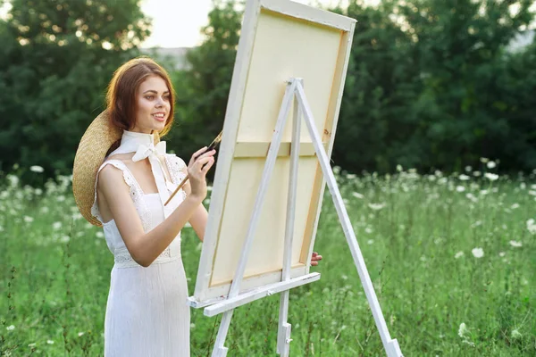 Vrouw kunstenaar buiten landschap creatieve hobby levensstijl — Stockfoto