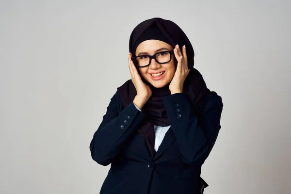 Kvinna i svart hijab bärbar dator arbete teknik kontor — Stockfoto