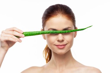 Çıplak omuzlu bir kadın. Temiz cilt aloe spa tedavileri. Sağlık.