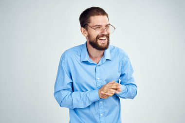 duygusal erkek menajer ve tişörtsüz profesyonel yaşam tarzı