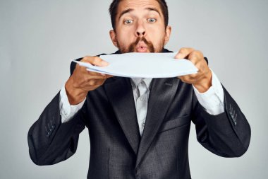 Elinde belgeler olan bir iş adamı. Duyguları olan. Ofis yöneticisi profesyoneller.