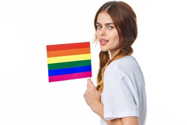 Beyaz tişört giyen kadın lgbt bayrak mucidi topluluğu