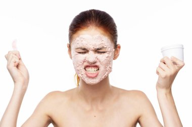 Yüzü maskeli, omuzları açık cilt tazeleme güzelliği olan bir kadın.