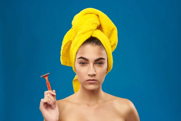 Donna allegra con un asciugamano giallo sulla testa rasatura — Foto Stock