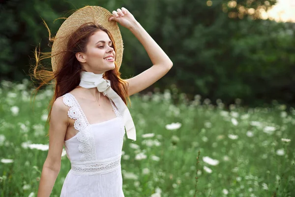 Kobieta w białej sukience na natura kwiaty urok odpoczynku — Zdjęcie stockowe