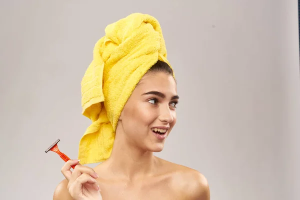 Mulher alegre navalha na mão cuidados de higiene da pele — Fotografia de Stock
