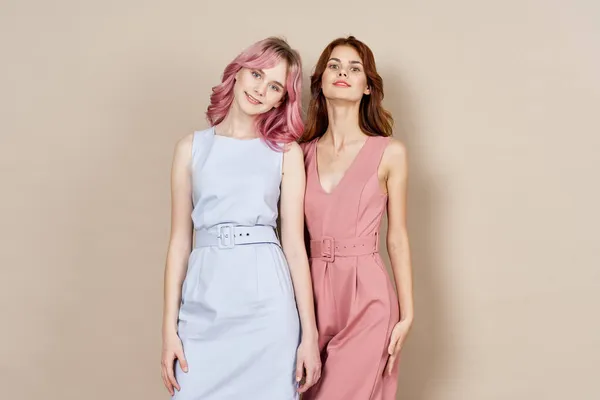 两个女人的时髦服装配饰夏装风格 — 图库照片