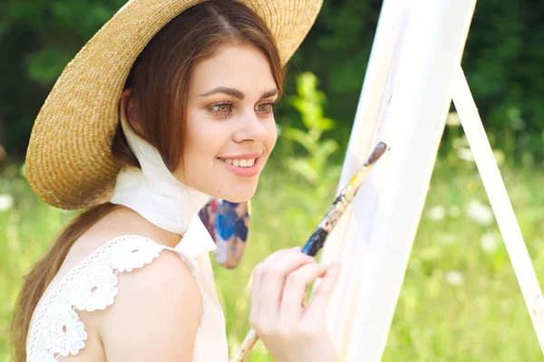 Žena v bílých šatech umělec maluje na paletě přírody tvůrčí — Stock fotografie