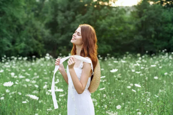 Vrouw in witte jurk bloemen natuur wandeling charme — Stockfoto