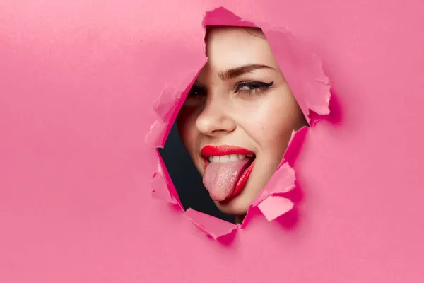 Mulher alegre cartaz buraco fundo rosa e lábios vermelhos — Fotografia de Stock