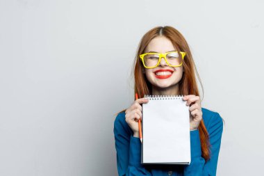 Sarı gözlüklü kadın sekreter not defteri görevlisi.