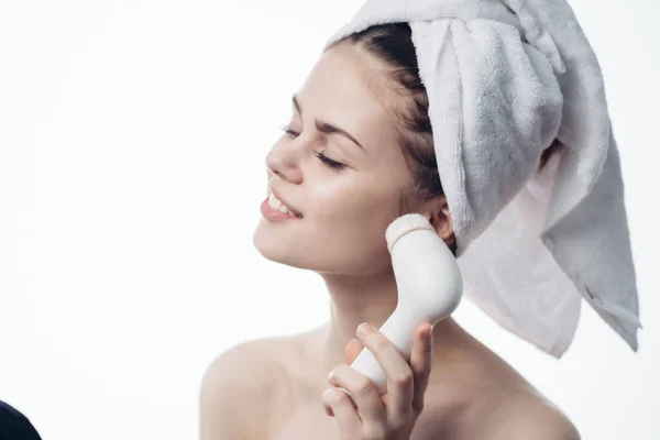Mulher bonita com toalha na cabeça close-up massagem facial — Fotografia de Stock