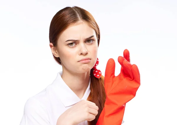 Femme gaie en gants de caoutchouc rouge geste avec les mains nettoyage des travaux ménagers — Photo