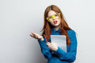 Sarı gözlüklü kadın sekreter not defteri görevlisi.