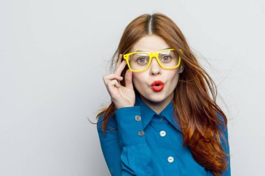 Mavi gömlekli, sarı gözlüklü iş kadını duyguları.