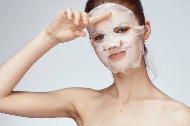 Kozmetik maskeli kadın cilt bakımı yenilemesi