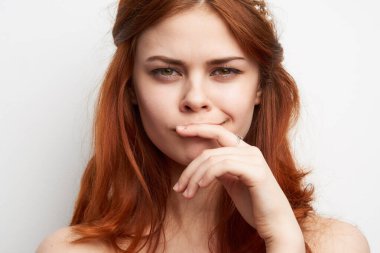 Çıplak omuzlu, neşeli bir kadın. Saç stili, göz alıcı.