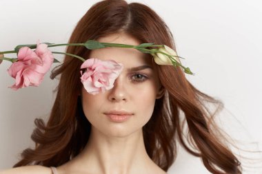 Çiçeklerle poz veren çekici kadın makyaj yaşam tarzı cazibesi