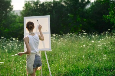 Kadın sanatçı doğa sanat yaratıcılığı pikniği çiziyor