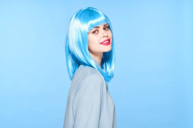 Mor peruklu, kırmızı dudaklı, ışıltılı moda eğlencesi
