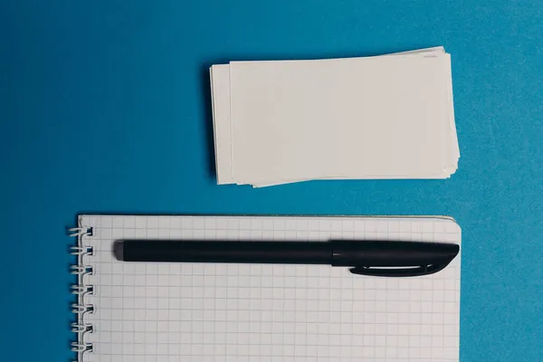 Lápices bloc de notas papel colorido oficina papeles diseño —  Fotos de Stock
