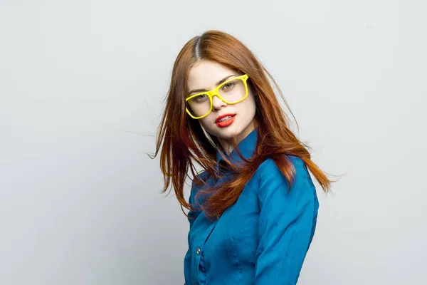 Mujer con gafas amarillas labios rojos casa moda estilo elegante — Foto de Stock