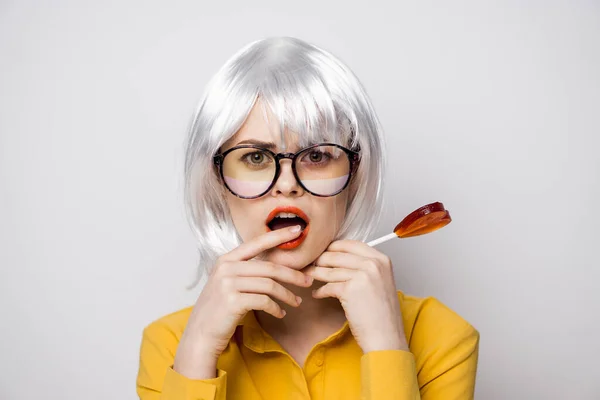 Attraktiv kvinna med glasögon vit peruk slickepinne mode glamour — Stockfoto
