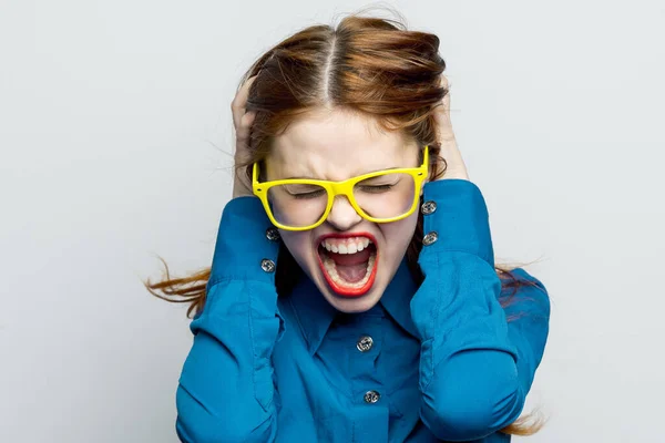 Fröhliche Nationalfrau mit gelber Brille blaues Hemd in Großaufnahme — Stockfoto