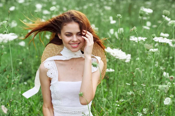 Fröhliche Frauen in weißem Kleid und posierendem Naturluxus — Stockfoto