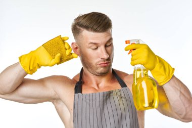 spor kaslı adam deterjan temizleme pozuyla