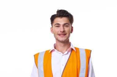 Turuncu yelek giyen mühendis profesyonel poz veriyor.