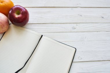 Meyve gevrekleri düzgün beslenme notları kahvaltı diyeti üst görünümü