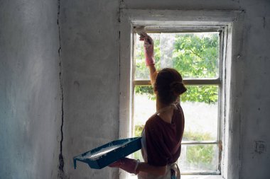 Kadın boyacı, duvar boyası ev dekorasyonu.