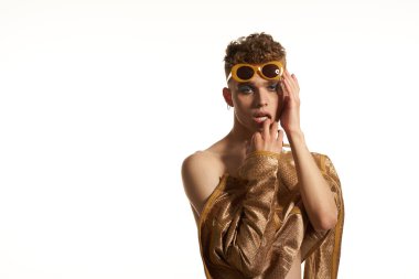 Erkek transseksüel kadın makyaj stüdyosu pozu