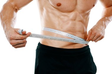 Kaslı vücut ölçülerine bant takmış atletik bir adam.