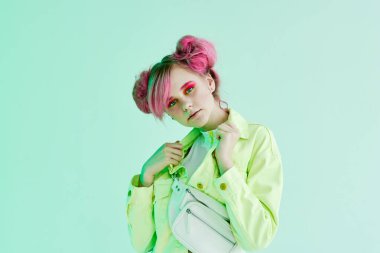 Pembe saçlı, hipster neon pozu veren çekici, şık bir kadın.