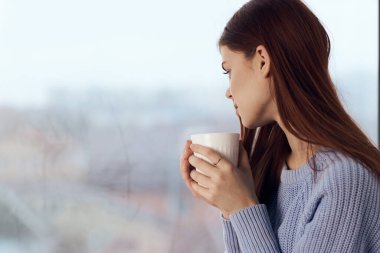 Güzel bayan rüya gibi. Pencerenin kenarına, dinlenme odasına bak.