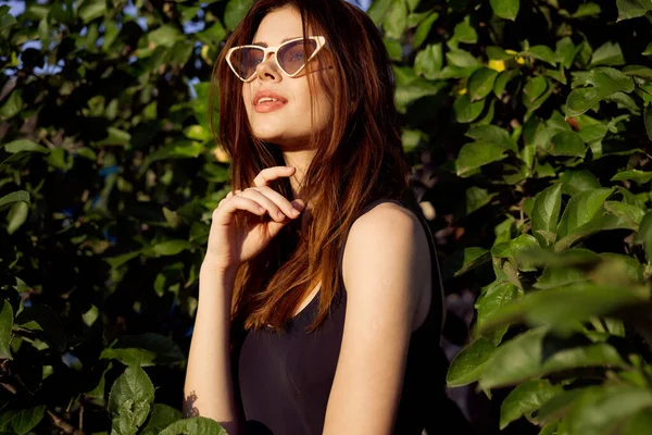 Bonita mulher posando ao ar livre em óculos de sol glamour verão — Fotografia de Stock