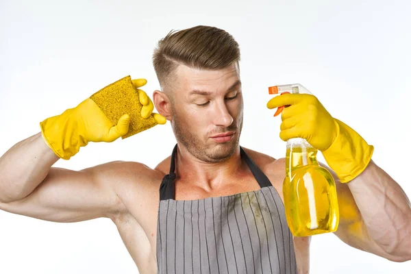Sportowy muskularny mężczyzna z detergentem czyszczenia pozowanie — Zdjęcie stockowe