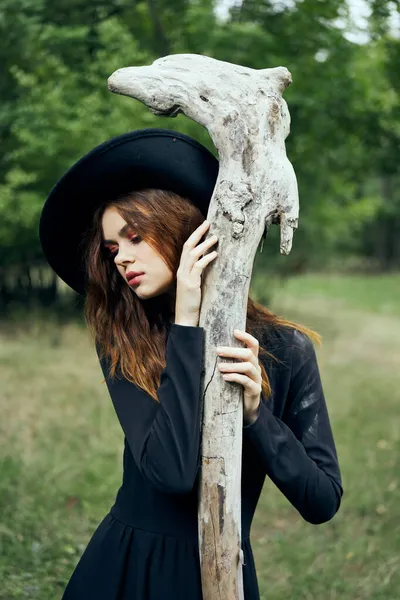 魔女の衣装を着た女性ハロウィンの森のスタッフゴシック — ストック写真