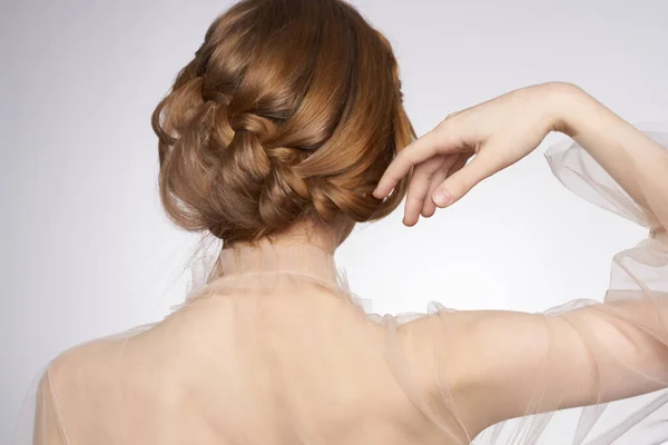 Mooie vrouw gebaar handen cosmetica mode kapsel poseren geïsoleerde achtergrond — Stockfoto